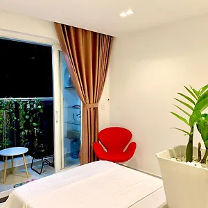 The Sunny House - Sky Center Airport Apartment